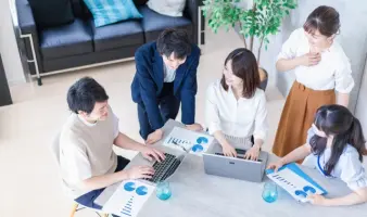 複数人が集まるイメージ