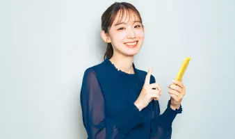 女性がスマホを持つイメージ